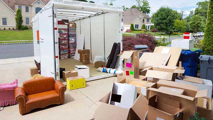 移动 container in a driveway with boxes