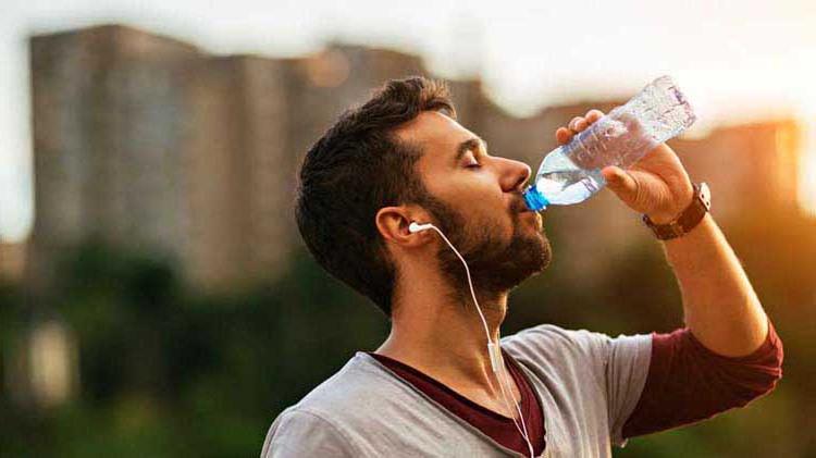 运动员在潮湿的天气里喝水，以帮助避免中暑.